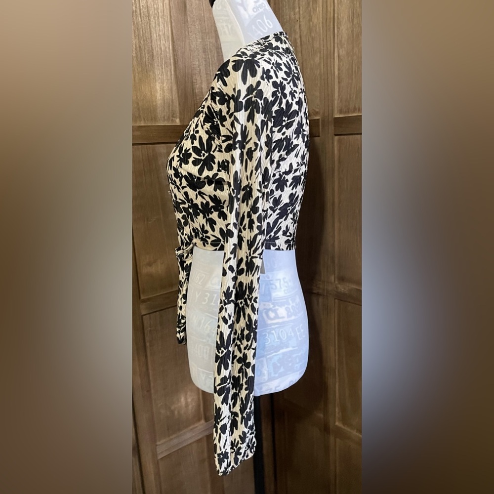 NWT Women’s Crop Tie Blouse. - Picture 2 of 7